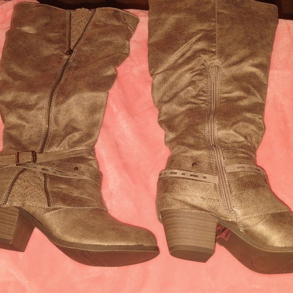 Boots - Picture 2 of 3